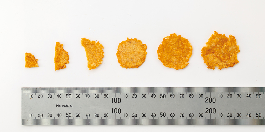 みつせ鶏手焼きせんべいのサイズイメージ画像